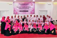 Jamaah Majelis Taklim Az-Zakiyya Masjid Al-Athoillah, Kota Wisata Bogor, berfoto bersama Ustadzah Dr Hj Erna Rasyid Taufan, SE, M.Pd., yang biasa disapa Bunda Erat usai kajian Peranan Muslimah Dalam Dakwah Islamiyah di Masjid Al-Athoillah, Kota Wisata Bogor (13/01/2026). Foto: Genzanews.com/Adang.