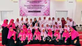Jamaah Majelis Taklim Az-Zakiyya Masjid Al-Athoillah, Kota Wisata Bogor, berfoto bersama Ustadzah Dr Hj Erna Rasyid Taufan, SE, M.Pd., yang biasa disapa Bunda Erat usai kajian Peranan Muslimah Dalam Dakwah Islamiyah di Masjid Al-Athoillah, Kota Wisata Bogor (13/01/2026). Foto: Genzanews.com/Adang.
