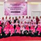 Jamaah Majelis Taklim Az-Zakiyya Masjid Al-Athoillah, Kota Wisata Bogor, berfoto bersama Ustadzah Dr Hj Erna Rasyid Taufan, SE, M.Pd., yang biasa disapa Bunda Erat usai kajian Peranan Muslimah Dalam Dakwah Islamiyah di Masjid Al-Athoillah, Kota Wisata Bogor (13/01/2026). Foto: Genzanews.com/Adang.
