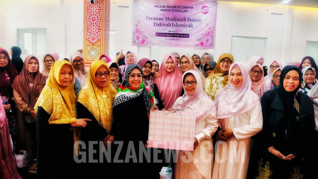 Jamaah Majelis Taklim Az-Zakiyya Masjid Al-Athoillah, Kota Wisata Bogor, berfoto bersama Ustadzah Dr Hj Erna Rasyid Taufan, SE, M.Pd., yang biasa disapa Bunda Erat memberikan cidera mata kepada pengurus taklim usai kajian Peranan Muslimah Dalam Dakwah Islamiyah di Masjid Al-Athoillah, Kota Wisata Bogor (13/01/2026). Foto : Genzanews.com/Adang.