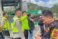 Kapolres Cianjur AKBP A.Alexander Yurikho Hadi melakukan pemantauan langsung dari Pos PAM 1 Segar Alam (Puncak Pas).Foto Humas Polres Cianjur.