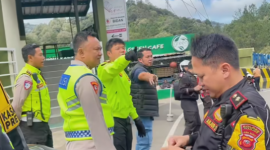 Kapolres Cianjur AKBP A.Alexander Yurikho Hadi melakukan pemantauan langsung dari Pos PAM 1 Segar Alam (Puncak Pas).Foto Humas Polres Cianjur.