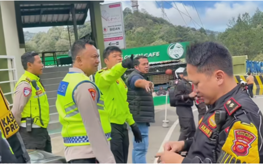 Kapolres Cianjur AKBP A.Alexander Yurikho Hadi melakukan pemantauan langsung dari Pos PAM 1 Segar Alam (Puncak Pas).Foto Humas Polres Cianjur.