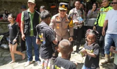 Tak Sekadar Pengamanan, Kapolres Purwakarta Tunjukkan Wajah Humanis di Taman Batu Cipeundeuy
