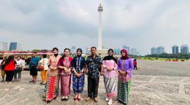 Sejumlah polisi wanita (polwan) tampil mengenakan kebaya saat menjalankan tugas pelayanan kepada masyarakat. (Foto - Ist)