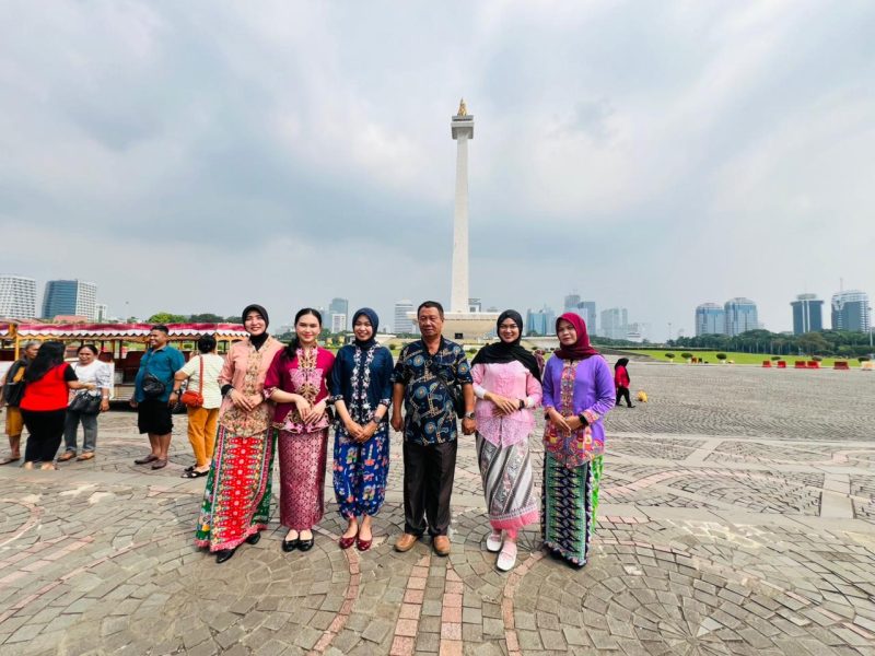 Sejumlah polisi wanita (polwan) tampil mengenakan kebaya saat menjalankan tugas pelayanan kepada masyarakat. (Foto - Ist)