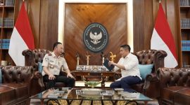 Direktur Jenderal Imigrasi Hendarsam Marantoko dan Seskab Teddy Indra Wijaya, Bertemu Membahas Peningkatan Pelayanan Keimigrasian. (Foto Ist)