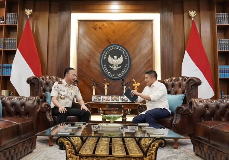 Direktur Jenderal Imigrasi Hendarsam Marantoko dan Seskab Teddy Indra Wijaya, Bertemu Membahas Peningkatan Pelayanan Keimigrasian. (Foto Ist)