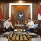 Direktur Jenderal Imigrasi Hendarsam Marantoko dan Seskab Teddy Indra Wijaya, Bertemu Membahas Peningkatan Pelayanan Keimigrasian. (Foto Ist)