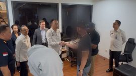 AJP diserahkan kepada Kedutaan Besar Amerika Serikat dan menjalani pendeportasian pada Kamis (23/04/2026) dengan pengawalan US Marshals.(Foto - Ist)
