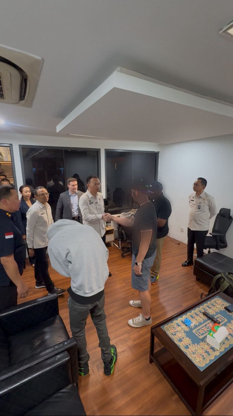 AJP diserahkan kepada Kedutaan Besar Amerika Serikat dan menjalani pendeportasian pada Kamis (23/04/2026) dengan pengawalan US Marshals.(Foto - Ist)
