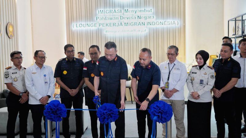 Peresmian PMI Lounge oleh Direktur Jenderal Imigrasi, Hendarsam Marantoko di Dampingi Dir Wasdak Yuldi Yusman, Dir TPI Suhendra dan Kepala Kantor Imigrasi Soetta Galih Priya Kartika Perdhana beserta Jajaran.(Foto - Ist)
