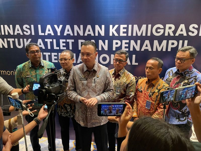Direktur Jenderal Imigrasi Hendarsam Marantoko, di dampingi Eko Budianto, Is Edy Eko Putranto, Suhendra, serta Yuldi Yusman. (Foto - Ist)