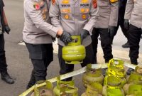 Kapolres Bogor AKBP Wikha Ardilestanto bersama jajarannya memperlihatkan barang bukti gas elpiji oplosan di Mapolres Bogor, Kabupaten Bogor, Jawa Barat, Jumat (3/4/2026). Foto - Ist.