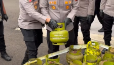 Kapolres Bogor AKBP Wikha Ardilestanto bersama jajarannya memperlihatkan barang bukti gas elpiji oplosan di Mapolres Bogor, Kabupaten Bogor, Jawa Barat, Jumat (3/4/2026). Foto - Ist.