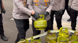 Kapolres Bogor AKBP Wikha Ardilestanto bersama jajarannya memperlihatkan barang bukti gas elpiji oplosan di Mapolres Bogor, Kabupaten Bogor, Jawa Barat, Jumat (3/4/2026). Foto - Ist.