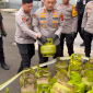 Kapolres Bogor AKBP Wikha Ardilestanto bersama jajarannya memperlihatkan barang bukti gas elpiji oplosan di Mapolres Bogor, Kabupaten Bogor, Jawa Barat, Jumat (3/4/2026). Foto - Ist.