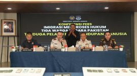  Dirjen Imigrasi, Hendarsam Marantoko Bersama Dir Wasdak Yuldi Yusman dan pihak kejaksaan saat Konferensi pers,(Foto - Ist)