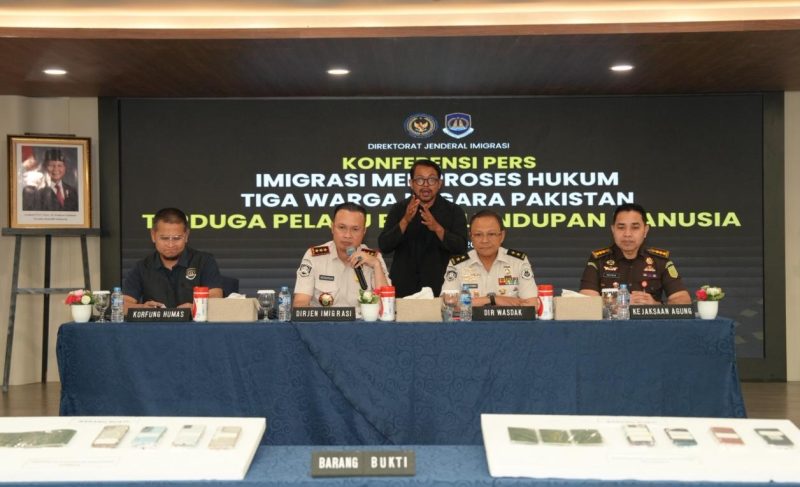  Dirjen Imigrasi, Hendarsam Marantoko Bersama Dir Wasdak Yuldi Yusman dan pihak kejaksaan saat Konferensi pers,(Foto - Ist)