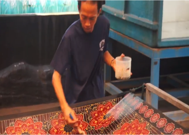 Aktifitas Warga Binaan Lapas Kelas 1 Cipinang sedang membuat produk Batik Gambar Produk UMKM. (Foto - Thalib)