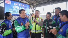 Kakorlantas Polri Irjen Pol. Drs. Agus Suryonugroho, S.H., M.Hum bersama komunitas ojol di Sukabumi, di antaranya GOCIB (Gabungan Ojol Cibadak), SOGRABIS (Solidaritas Grab Sukabumi), Booster (Baraya Online Sukabumi Parungkuda), serta LadyGrab (Perkumpulan Grab Wanita). (Foto - Ist)