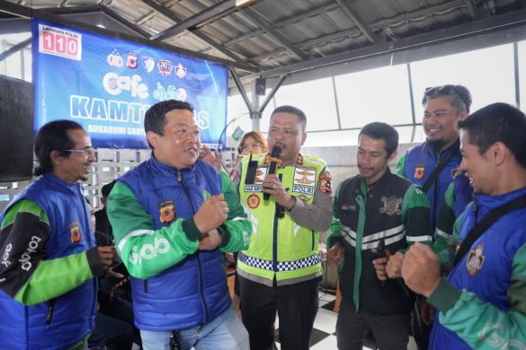 Kakorlantas Polri Irjen Pol. Drs. Agus Suryonugroho, S.H., M.Hum bersama komunitas ojol di Sukabumi, di antaranya GOCIB (Gabungan Ojol Cibadak), SOGRABIS (Solidaritas Grab Sukabumi), Booster (Baraya Online Sukabumi Parungkuda), serta LadyGrab (Perkumpulan Grab Wanita). (Foto - Ist)