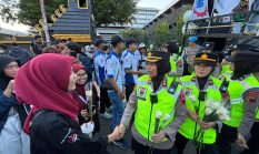 Bunga dan Dialog Humanis Warnai Aksi May Day, Polwan Polda Jateng Ciptakan Suasana Kondusif