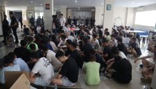 210 warga negara asing (WNA) yang diduga
terlibat dalam aktivitas penipuan investasi daring. Para WNA tersebut terjaring dalam operasi
pengawasan keimigrasian di sebuah apartemen di Kecamatan Lubuk Baja, Kota Batam,
Kepulauan Riau, pada Rabu, 6 Mei 2026.(Foto - Ist)