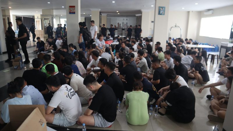 210 warga negara asing (WNA) yang diduga
terlibat dalam aktivitas penipuan investasi daring. Para WNA tersebut terjaring dalam operasi
pengawasan keimigrasian di sebuah apartemen di Kecamatan Lubuk Baja, Kota Batam,
Kepulauan Riau, pada Rabu, 6 Mei 2026.(Foto - Ist)