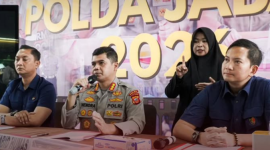 ​Dirreskrimsus Polda Jabar, Kombes Pol Wirdhanto Hadicaksono dan ​Kabid Humas Polda Jabar, Kombes Pol Hendra Rochmawan di Mapolda Jabar. (Foto - Ist)