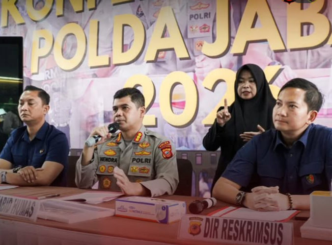 ​Dirreskrimsus Polda Jabar, Kombes Pol Wirdhanto Hadicaksono dan ​Kabid Humas Polda Jabar, Kombes Pol Hendra Rochmawan di Mapolda Jabar. (Foto - Ist)