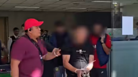 Petugas Imigrasi Ngurah Rai menangkap tiga WNA asal China yang diduga terlibat kasus pencurian dengan pemberatan yang ditangani Polresta Bogor ketika hendak keluar negeri di Bandara Internasional I Gusti Ngurah Rai, Kabupaten Badung, Bali, Sabtu (2/4/2026). Foto - Humas Imigrasi Ngurah Rai