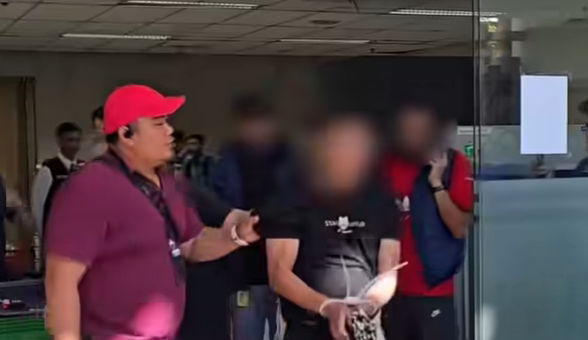 Petugas Imigrasi Ngurah Rai menangkap tiga WNA asal China yang diduga terlibat kasus pencurian dengan pemberatan yang ditangani Polresta Bogor ketika hendak keluar negeri di Bandara Internasional I Gusti Ngurah Rai, Kabupaten Badung, Bali, Sabtu (2/4/2026). Foto - Humas Imigrasi Ngurah Rai